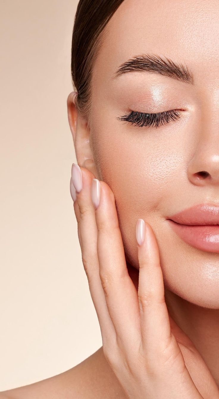 Rostro con maquillaje natural, cejas definidas, pestañas y uñas nude en The Eden Studio