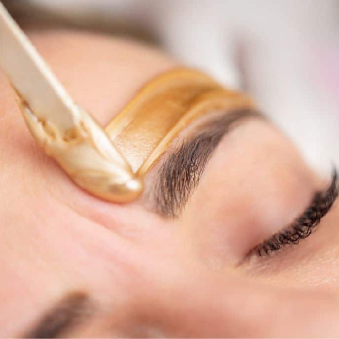 Depilación de cejas con cera tibia