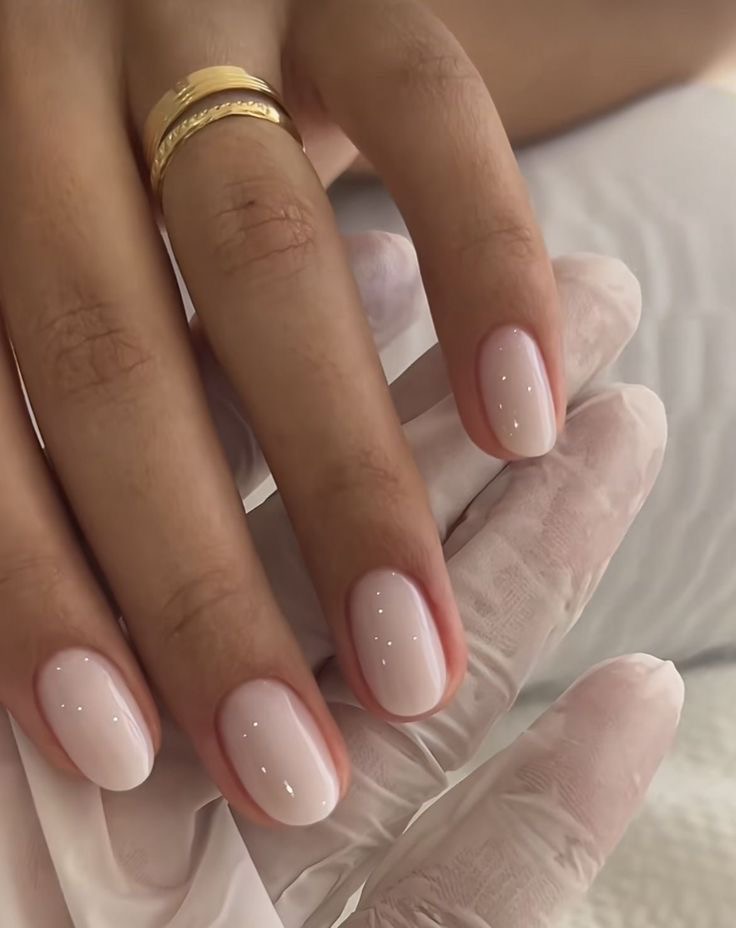 Manicura rusa en tono nude glossy realizada en The Eden Studio