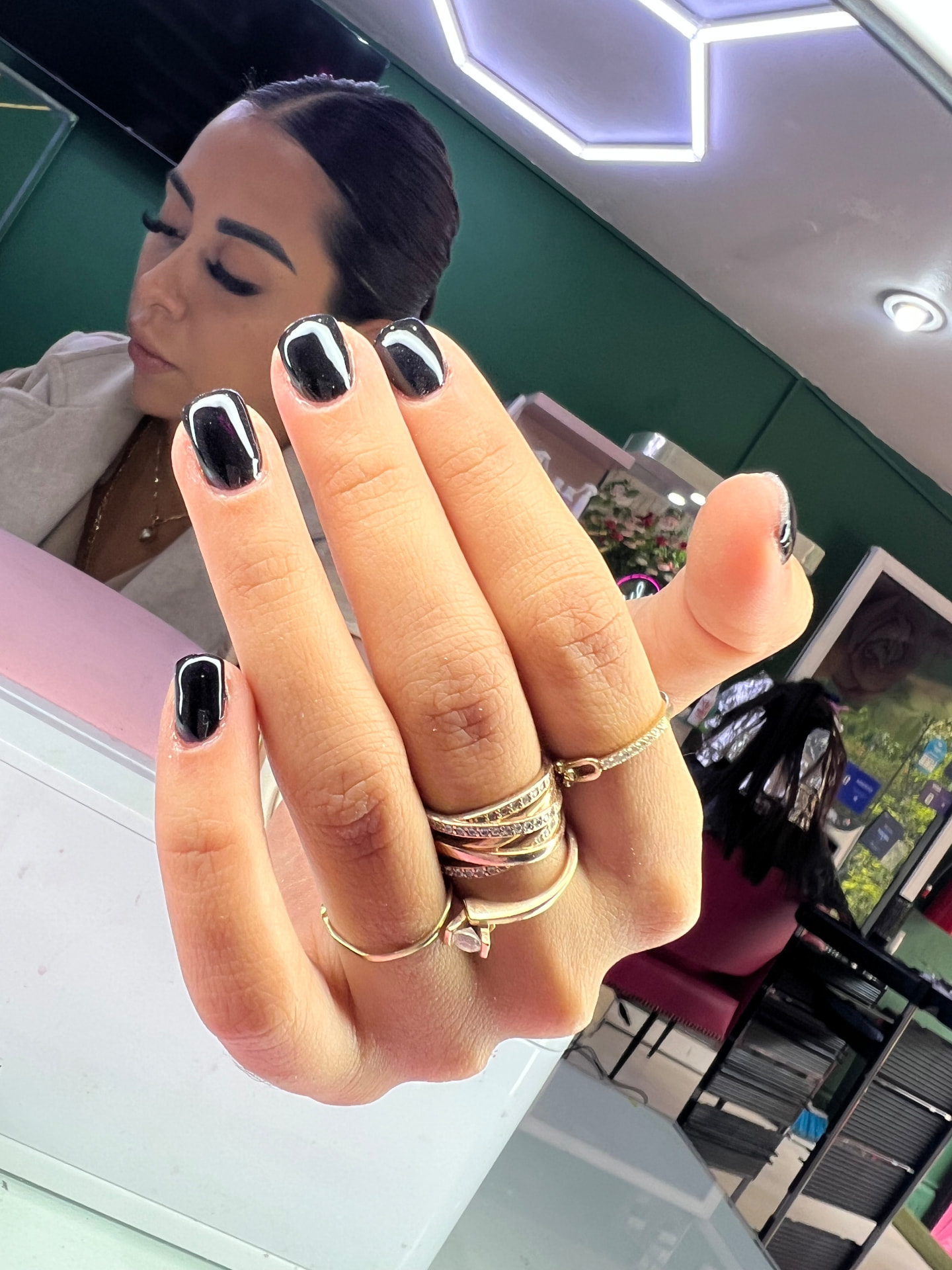 Manicura negra brillante con línea blanca