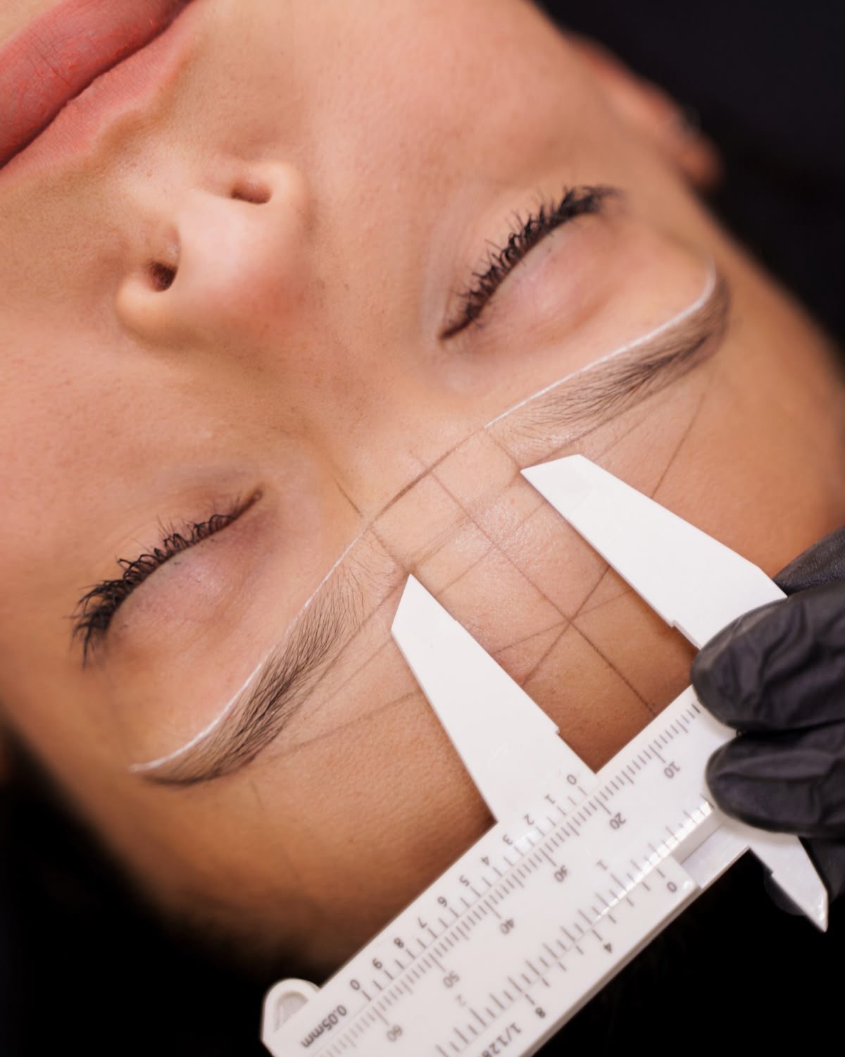 Diseño de cejas con medición milimétrica en The Eden Studio
