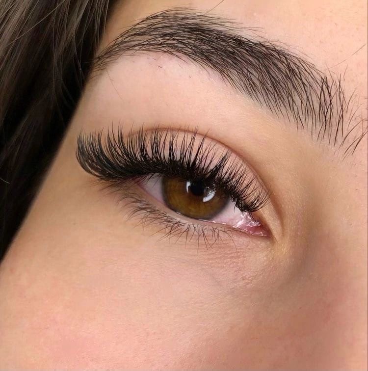 Extensiones de pestañas con volumen y cejas definidas en The Eden Studio