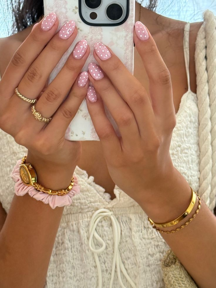 Uñas rosas con puntos blancos hechas en The Eden Studio
